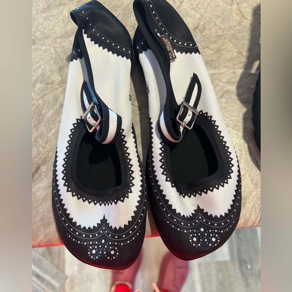 Women’s size 8.5 hot chocolate designs 30.00